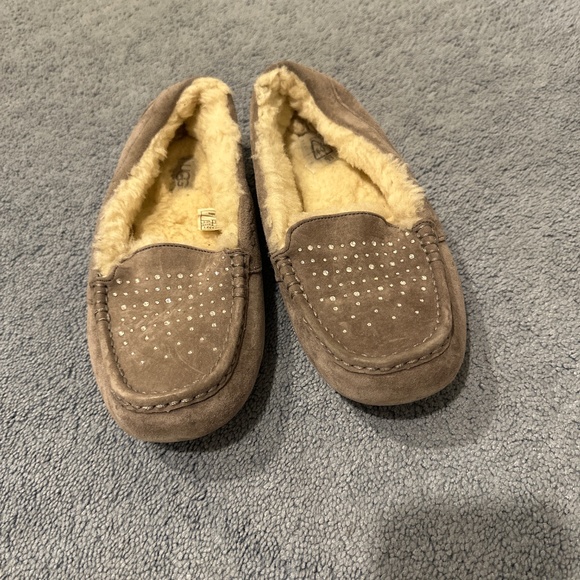 UGG MOCCASINS BTN - Picture 1 of 6